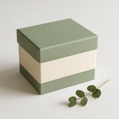 贈り物の箱に紙のスリーブを巻いた例